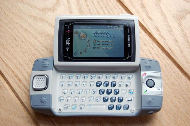 Illustration for article titled Unboxed: Our Shots of the Sidekick iD